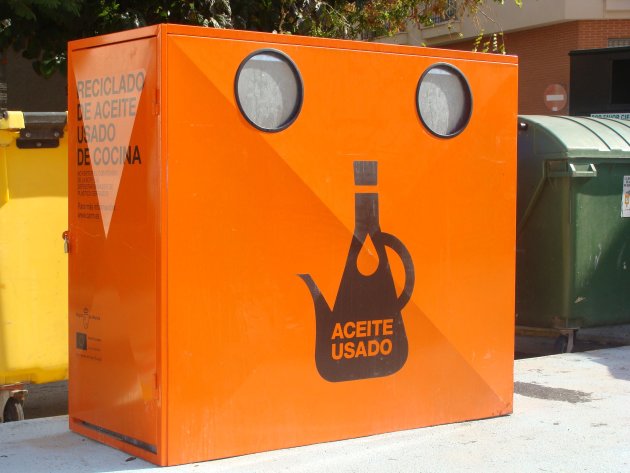 La recogida de aceites domésticos usados, en los contenedores naranjas