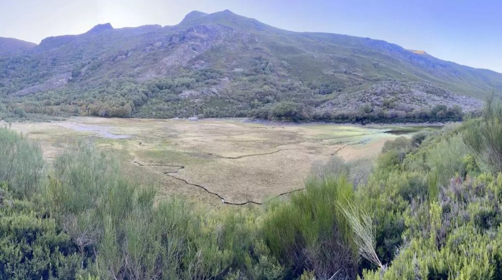 El Lago de La Baña, el Monumento Natural rodeado de pizarreras que se