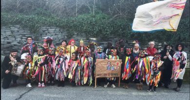 El Entroido llena de color y tradición el Colegio de San Pedro de Trones El Entroido llena de color y tradición el Colegio de San Pedro de Trones