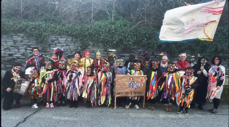 El Entroido llena de color y tradición el Colegio de San Pedro de Trones